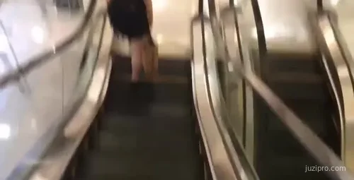 尾随少女至酒店 蒙眼引诱完整版视频