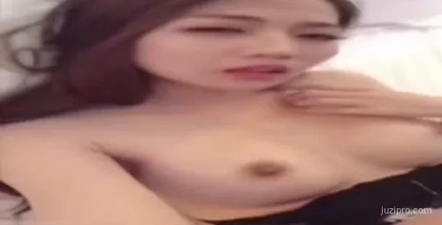 正妹同时享受与舔手指的刺激