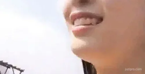 美女主播户外直播吸粉引司机关注