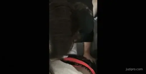 刚离婚的美艳少妇，容貌出众