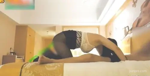 大神帝王般享受，制服黑丝女王范，骚女艳舞挑逗，高端口交