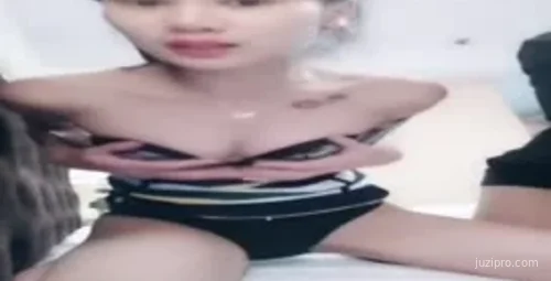 美女与好友互动先后口最后喷射