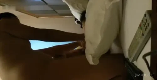 东北女孩与男友开房反抗拍摄被迫屈服