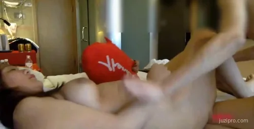 高端约会：G杯学生妹的亲密互动