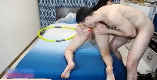 留学生美少女与男友亲密欢乐运动