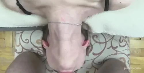 她的喉咙被插了，与恋人同游