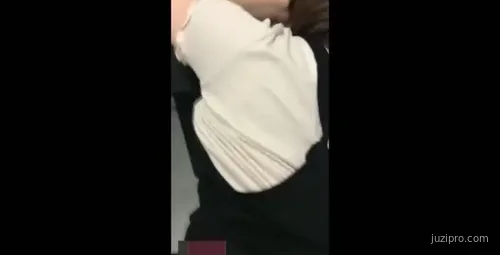 可爱女孩公共厕所约会场景