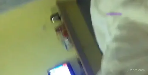 大二美女与男友亲密互动，激情未尽再续