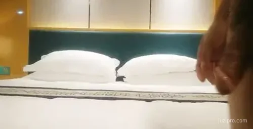 高颜值女神沙发互动，皮肤白皙光滑