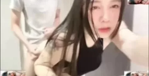 台湾女孩邀约户外厕所探险