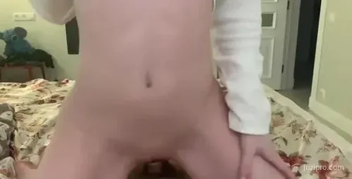 女生居家隔离中的趣味奇遇