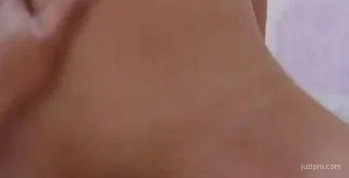 女模特剃净体毛，上演热辣造型