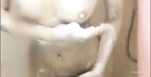 美女首次洗澡直播大特写