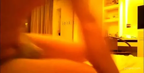 广东男子酒店约会魅力少妇