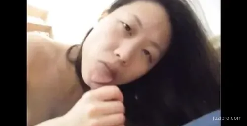 眼镜男与女友的温柔互动