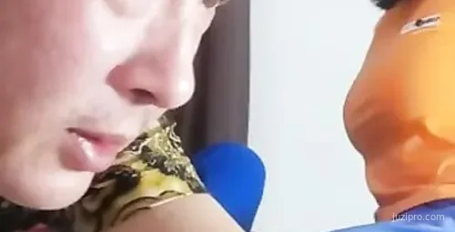 年长者与年轻女性的激烈互动