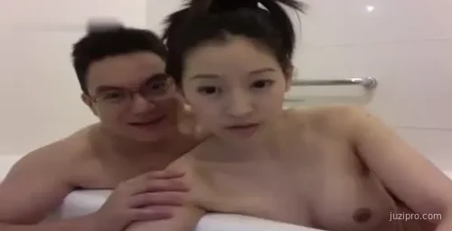 亚裔女神浴室浪漫表演