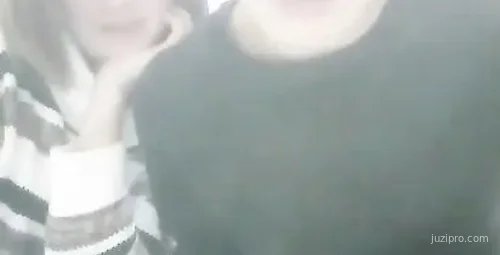 90后情侣直播互动，小姐姐亲密时刻