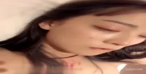 颜值不错女生与刺青男友多姿势亲密互动