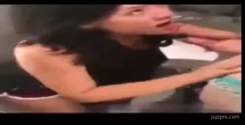 女友在更衣室帮我排解压力