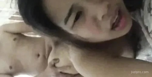 活泼小妹子与长辈交流情感互动