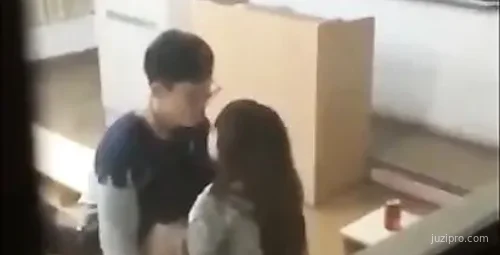 窗外偷窥教室无人眼镜男与腿嫩学妹亲密互动