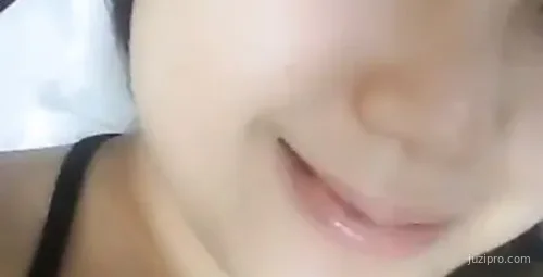 酷似杨紫的女生聊紧身裤对肌肤影响