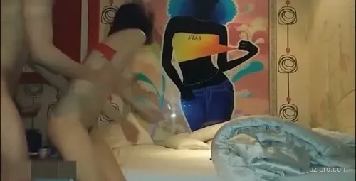 网络热传的美乳少妇户外互动