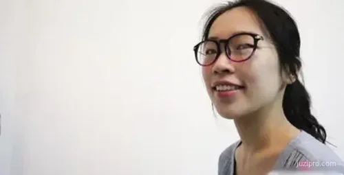 单眼皮留学生与洋男友挑战吃鸡游戏