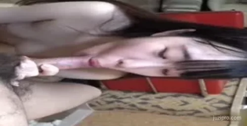 细心享受樱桃风味饮品的艺术