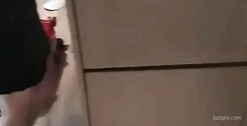 澳门之旅遇绝色美女 浴室亲密互动