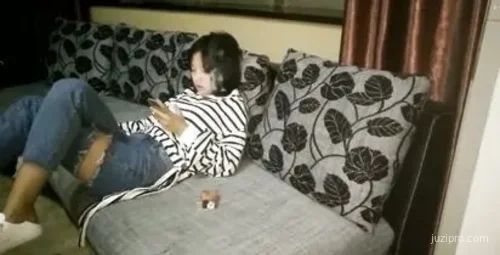 大一女生与学长情侣酒店争拍过程