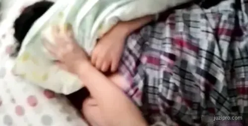 表哥出差期间与嫂子亲密互动