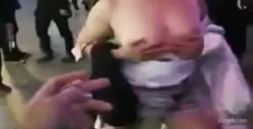 商业街现女孩不雅行为，群众围观