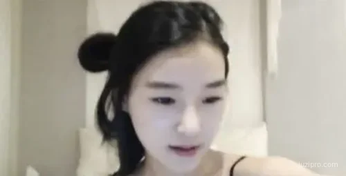 清纯美少女泳池玩水趣事