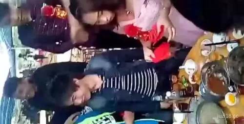 婚礼闹伴娘行为失当，引发舆论争议