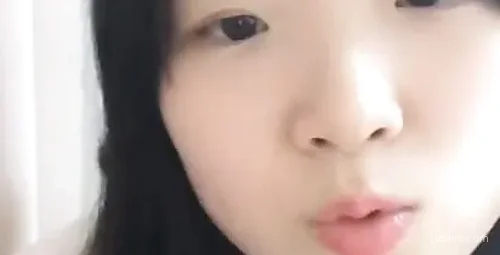 短发萌妹自拍秀，诱惑不容错过
