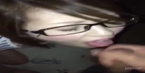 温柔戴眼镜的女友张嘴等待我的回应