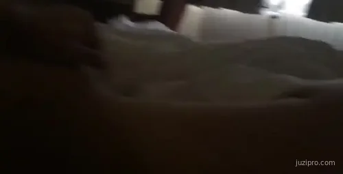 小哥哥热情相拥黑丝人妻，身材诱人情浓如蜜