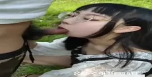 表妹表哥公园草地玩耍时光