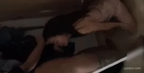 女友为我修脚，温馨浪漫时刻