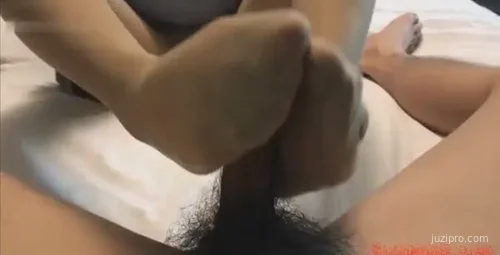 大学美女丝袜短裙酒店体验自拍