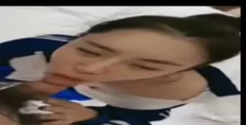 内地校服女孩从床到洗手间的故事