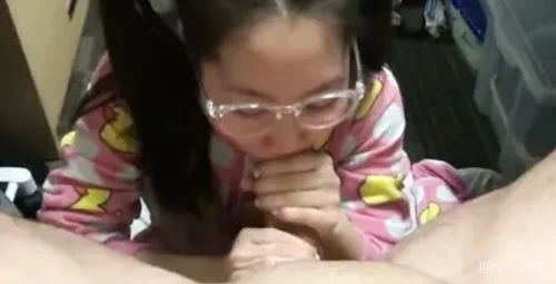 华裔眼镜女生与外籍男自拍流出
