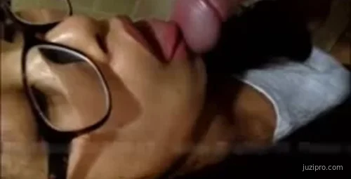 周日约女友逛商场并在厕所互动，有旁人谈话声