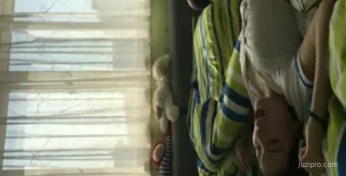 清纯短发女生与男友甜蜜约会