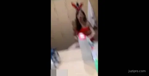 本土小明星化妆间与男友热吻