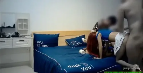 与老铁约美女模特体验制服魅力