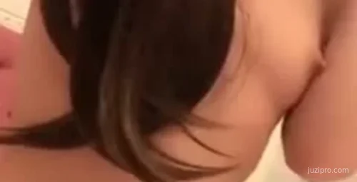 超靓美女与伴侣亲密互动高清原版无水印