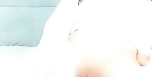 魅力眼镜妹沙发上展示玩具